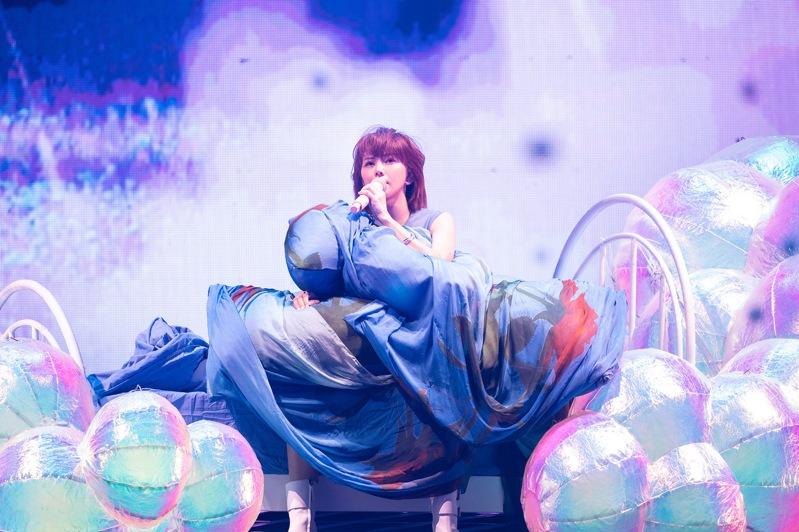 孙燕姿俏皮地将麦克风结合大声公，邀约全场交互。图／Make Music提供
