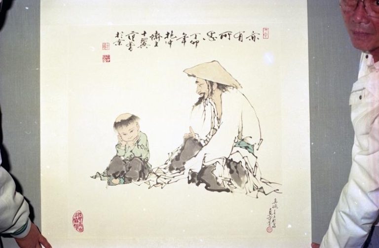 多年前画家范曾为台北艺术爱好者鉴定署名「范曾」的画作。（本报数据照片）