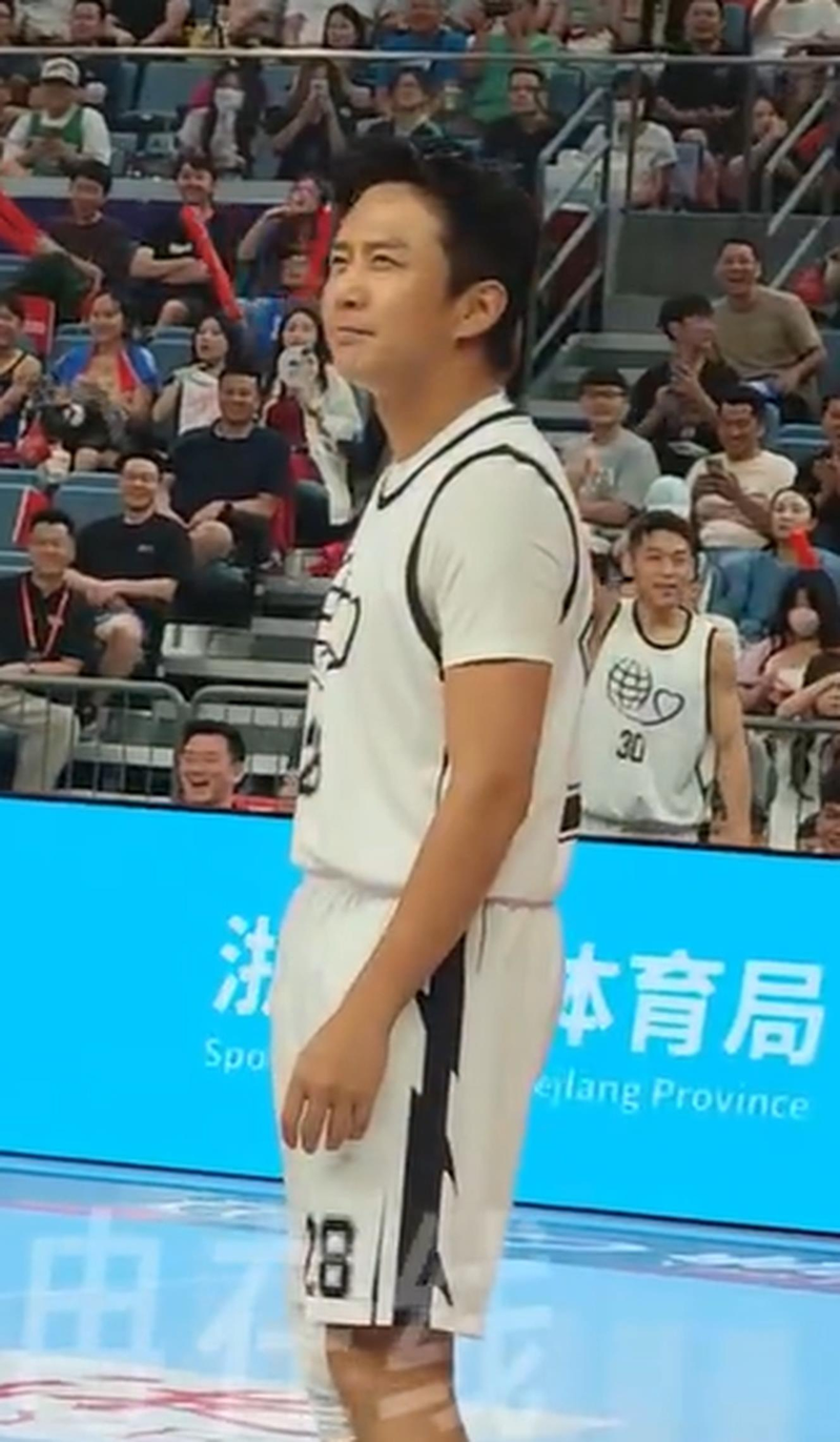 邓超被NBA球星盖帽,露出搞笑表情。(视频截屏)