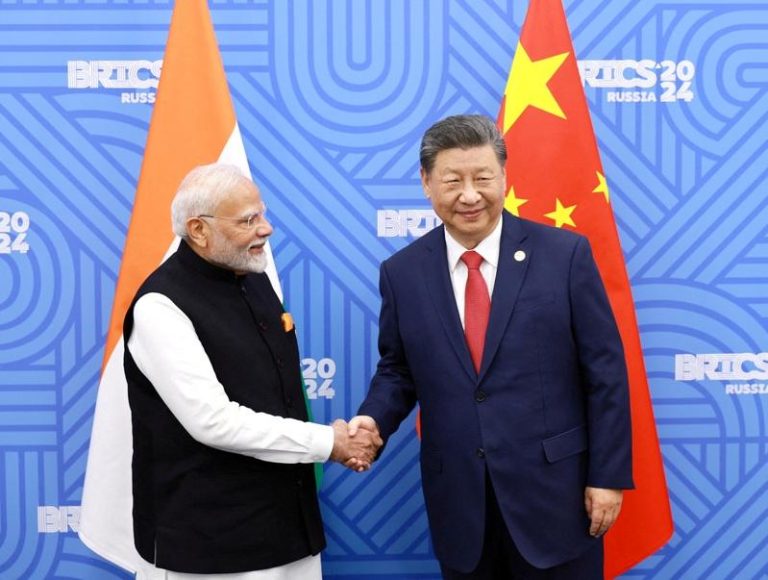 印度传出正研拟松绑对中国投资限制。图为印度总理莫迪（左）去年在俄罗斯喀山的金砖国家峰会场边，会晤中国国家主席习近平。   路透