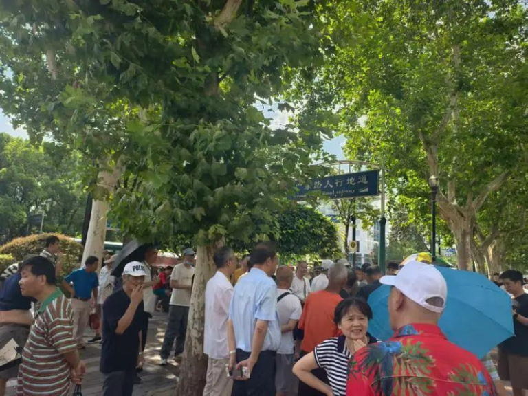 上海的马路股市沙龙又火了，不少股民都到这里打探消息。 (取材自上观新闻)