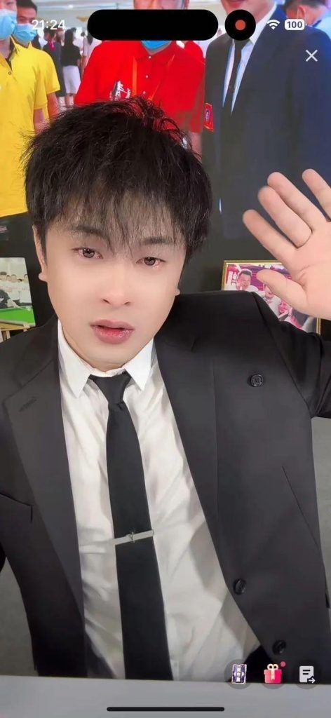直播主辛巴近日在直播中表示肺部出现严重疾病，因此决定退出直播业，好好调养身体。(视频截屏)