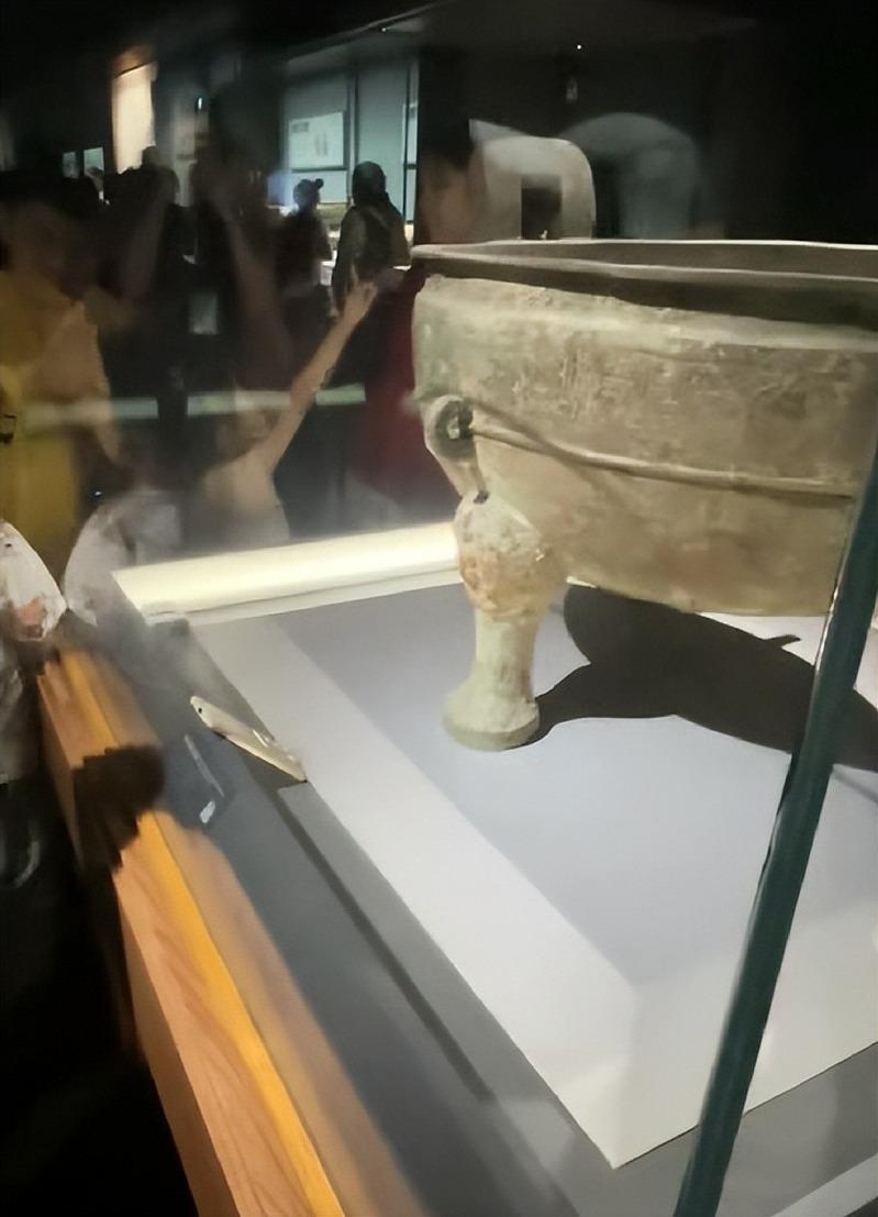 春秋青铜器展柜内，出现一支手机。（取材自大风新闻）