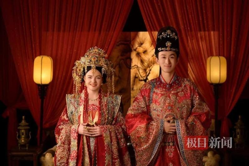 刘先生和汉娜骑行出游。(取材自极目新闻)