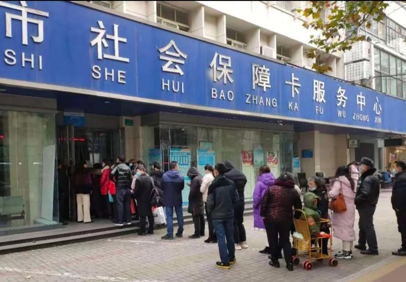 民众等待办理社保业务。(取材自小红书)