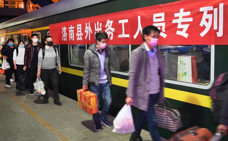 全面落实社保制度会对中国目前高失业率造成何种影响仍待观察。图为求职者排队等待面试。(新华社)