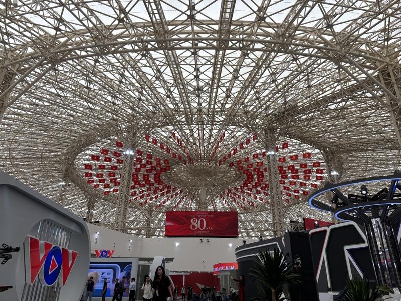 越南最新国家展览中心室内面积超过30公顷，穹顶由2万4000吨钢材打造，自然光由...