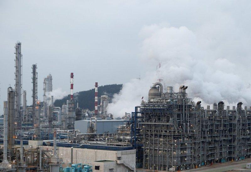 全球过去十年持续扩张产能,尤其是全球最大石化市场中国,导致供应过剩,南韩和全球石化业者利润大幅下滑。(路透)