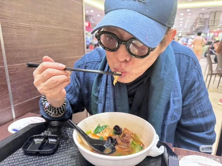 李连杰晒出吃面照报平安。(取材自小红书)