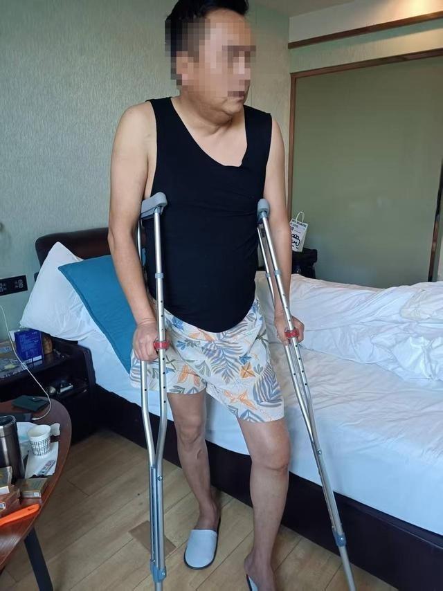 马先生被外卖员撞成十级伤残,至今行动不便。(取材自封面新闻)