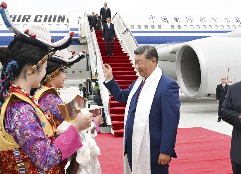 中共总书记习近平率中央代表团乘专机抵达拉萨，出席西藏自治区成立60周年庆祝活动；图为习近平向欢迎群众挥手致意。（新华社）