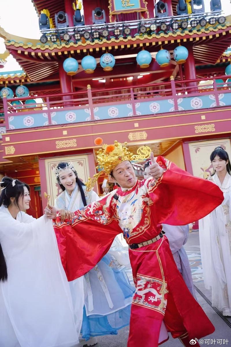 郑国霖在景区与游客交互。(取材自大皖新闻)