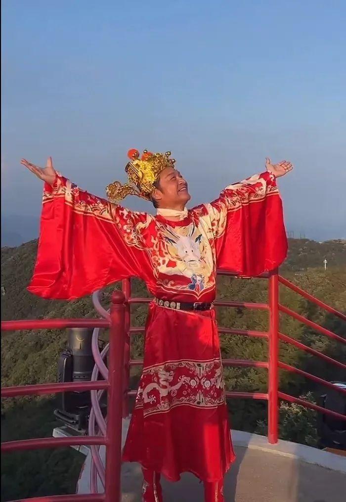 郑国霖在景区与游客交互。(取材自大皖新闻)