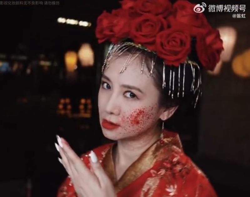 郑国霖在景区与游客交互。(取材自大皖新闻)