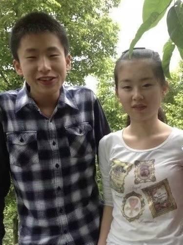 小张（左）为了和女友「爱相随」，从重庆到云南开店。（取材自潇湘晨报）