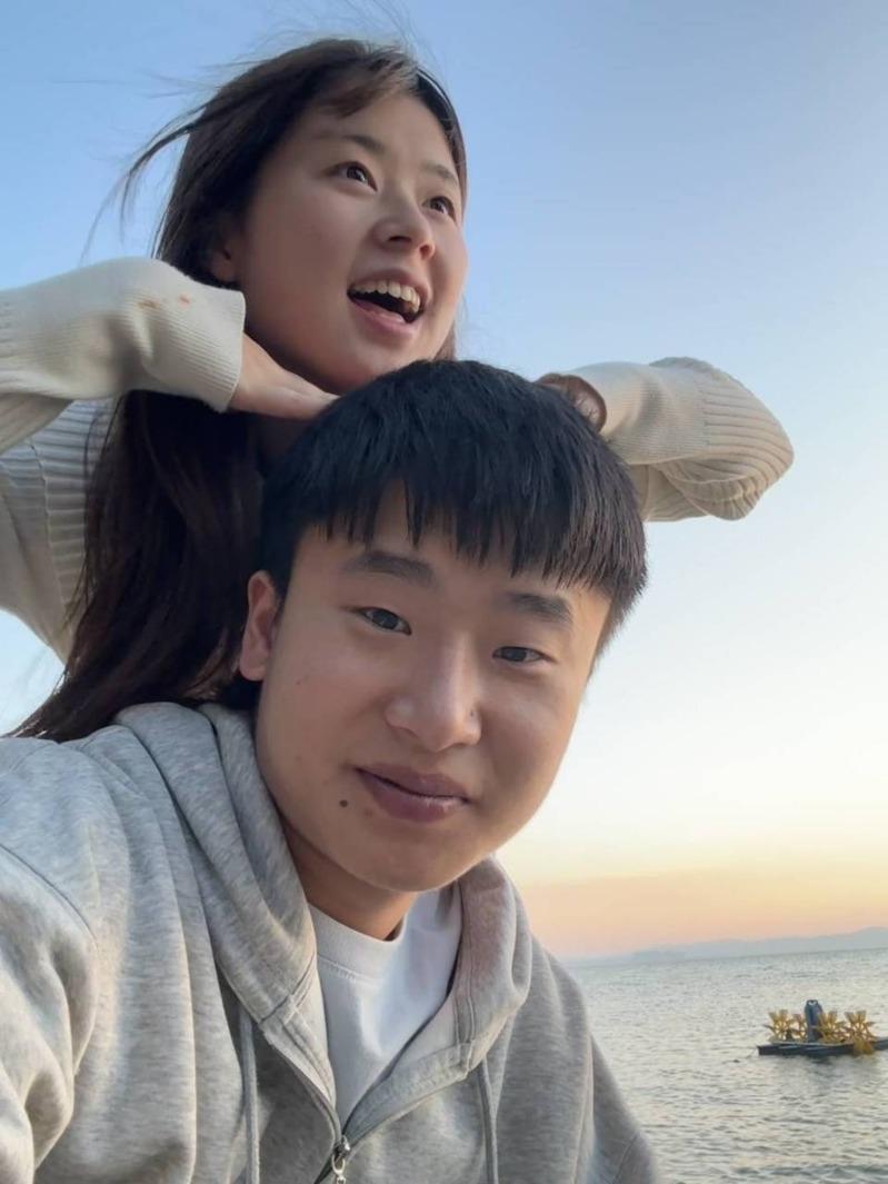 小张（左）为了和女友「爱相随」，从重庆到云南开店。（取材自潇湘晨报）