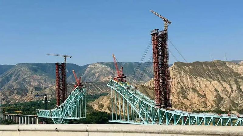 川青铁路尖扎黄河特大桥合拢前数据画面。(取材自新京报)