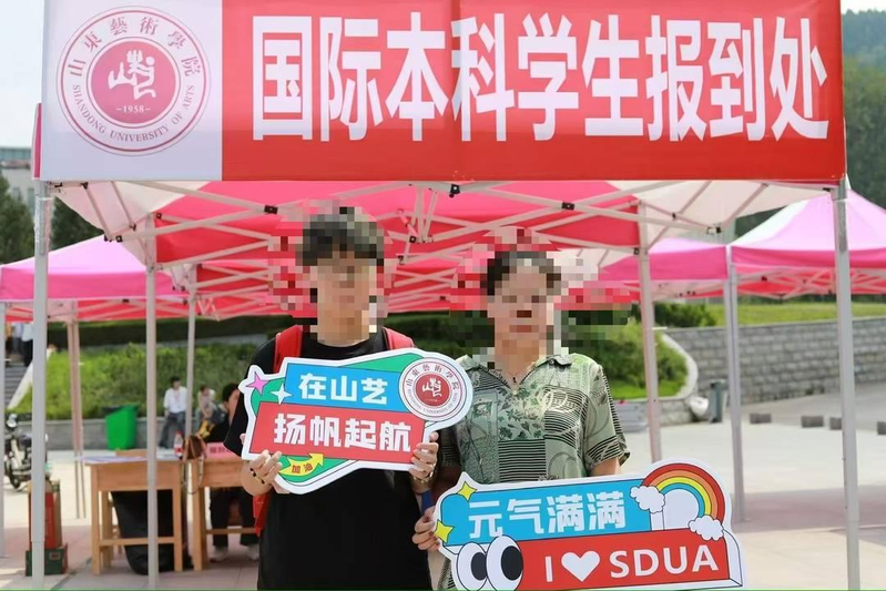 小文(左)今年3月踏上前往马来西亚的留学之路，但仅过去九天，家人便接到她在异国坠楼身亡。(取材自封面新闻)
