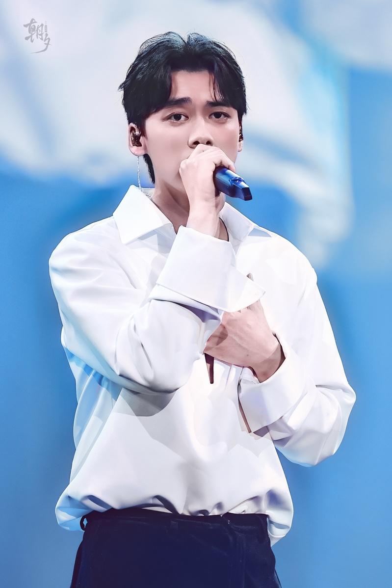 李易峰因嫖妓在萤光幕前消失3年半,今年4月在泰国办演唱会复出,却又因负面新闻上热搜。(取材自微博)