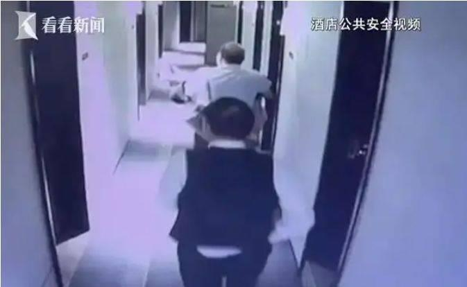 工伤行政诉讼判决胜诉后，崔丽丽在法院门口拍摄。(取材自潮新闻)