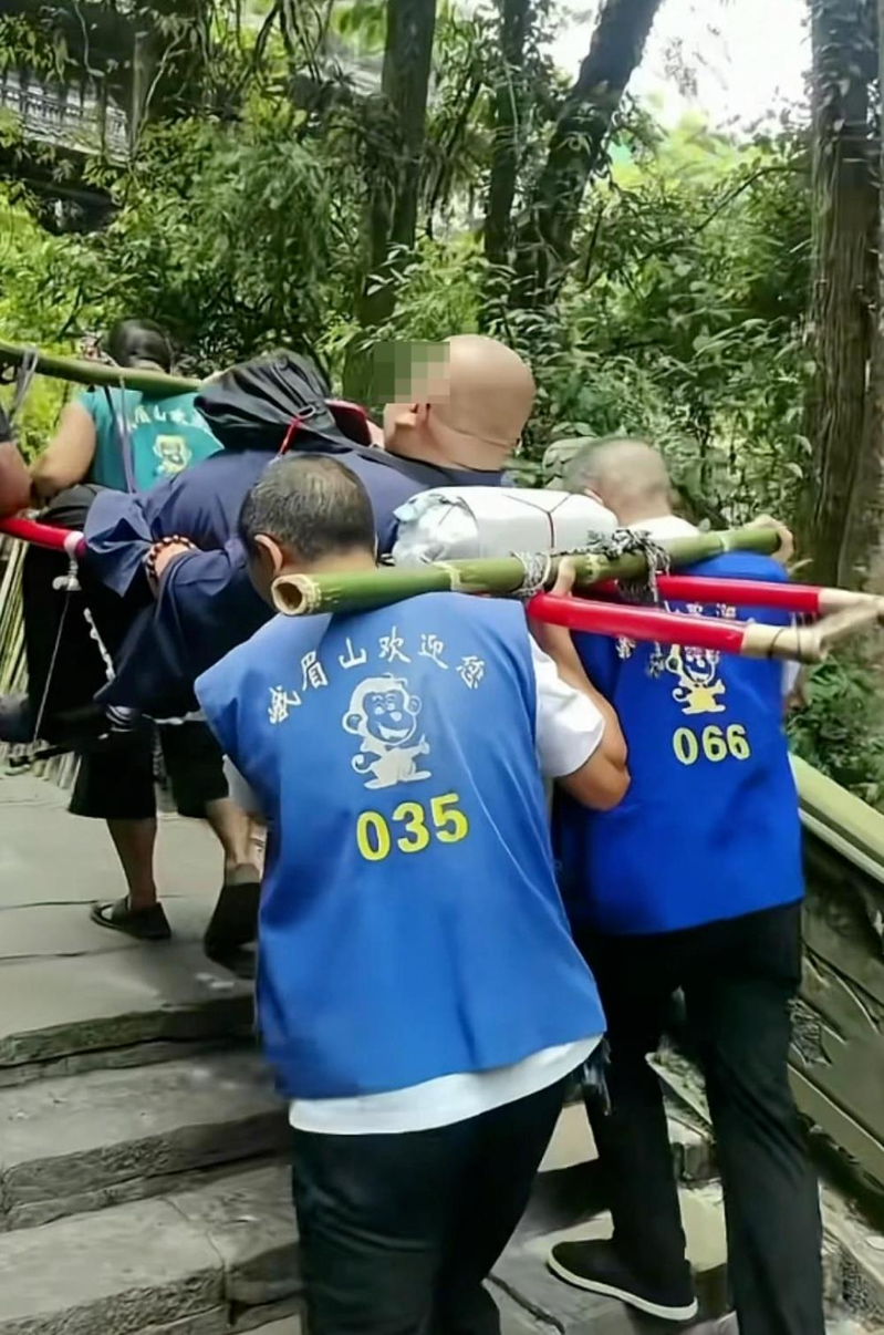 263斤男子坐滑竿上峨眉山。(取材自红星新闻)
