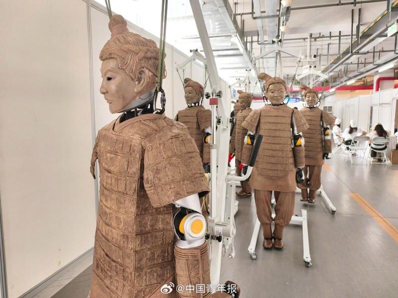 戴上奖牌的兵马俑机器人。（取材自新京报）