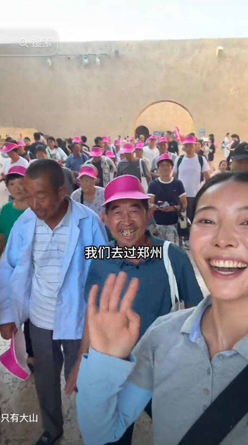 李福贵在村里卖货。(取材自人民日报)