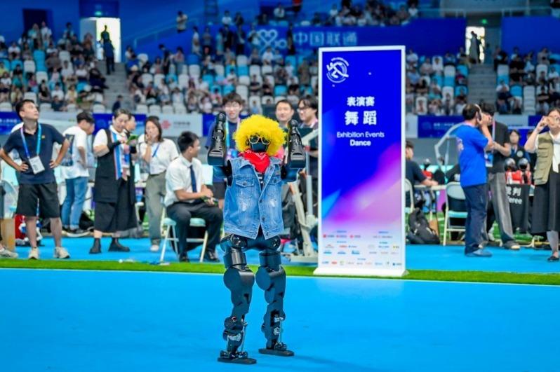 戴上奖牌的兵马俑机器人。（取材自新京报）