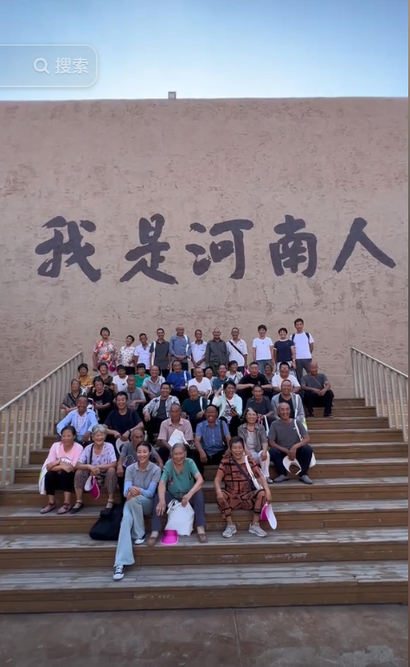 李福贵在村里卖货。(取材自人民日报)