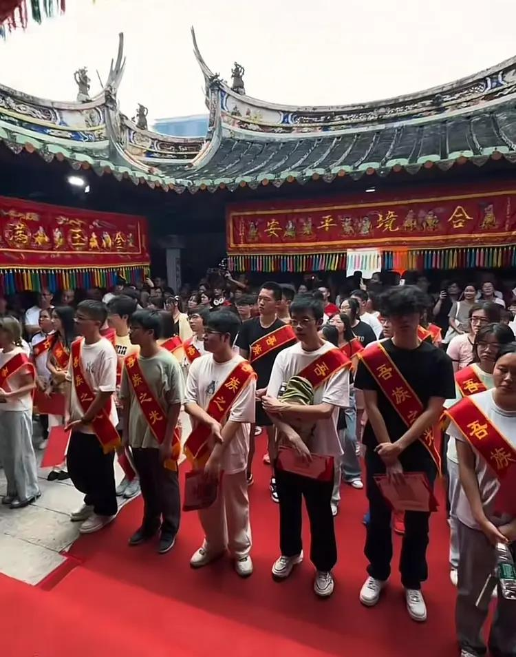 奖学金颁奖仪式现场。(取材自潇湘晨报)