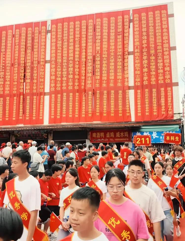 奖学金颁奖仪式现场。(取材自潇湘晨报)