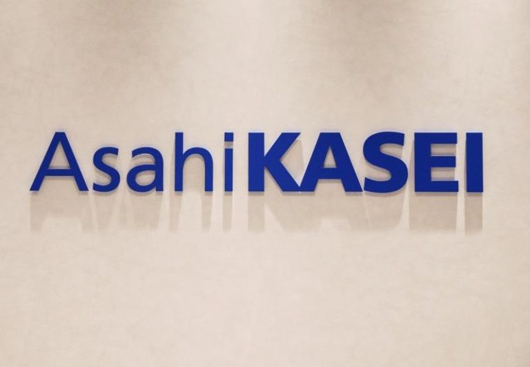 日本化工巨擘旭化成宣布，加快尖端半导体产品绝缘材料的产能扩张，将砸160亿日圆扩建日本国内设施，盼2030年度前产量增加一倍。（路透）