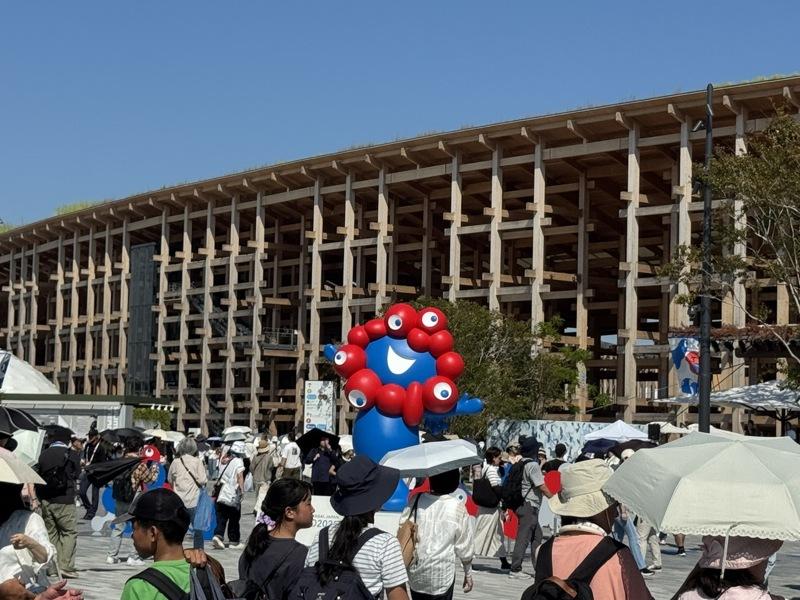 大阪世博营运单位「日本国际博览会协会」21日表示,大阪世博的游客截至20日为止已突破1500万人,是开幕后第130天突破1500万人,比2005年爱知世博早17天。图为8月19日世博东门附近情形。(中央社)