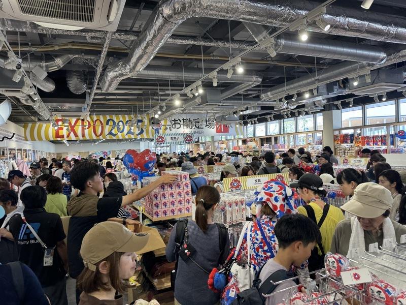 大阪世博营运单位「日本国际博览会协会」21日表示，大阪世博的游客截至20日为止已突破1500万人，是开幕后第130天突破1500万人，比2005年爱知世博早17天。图为8月19日世博东门附近情形。(中央社)