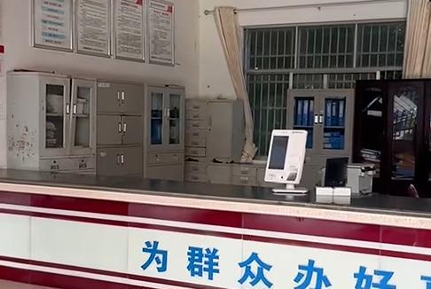民众拍摄到的宁远县棉花坪瑶族乡政府缺岗情况,柜台空无一人。(取材自天眼新闻)