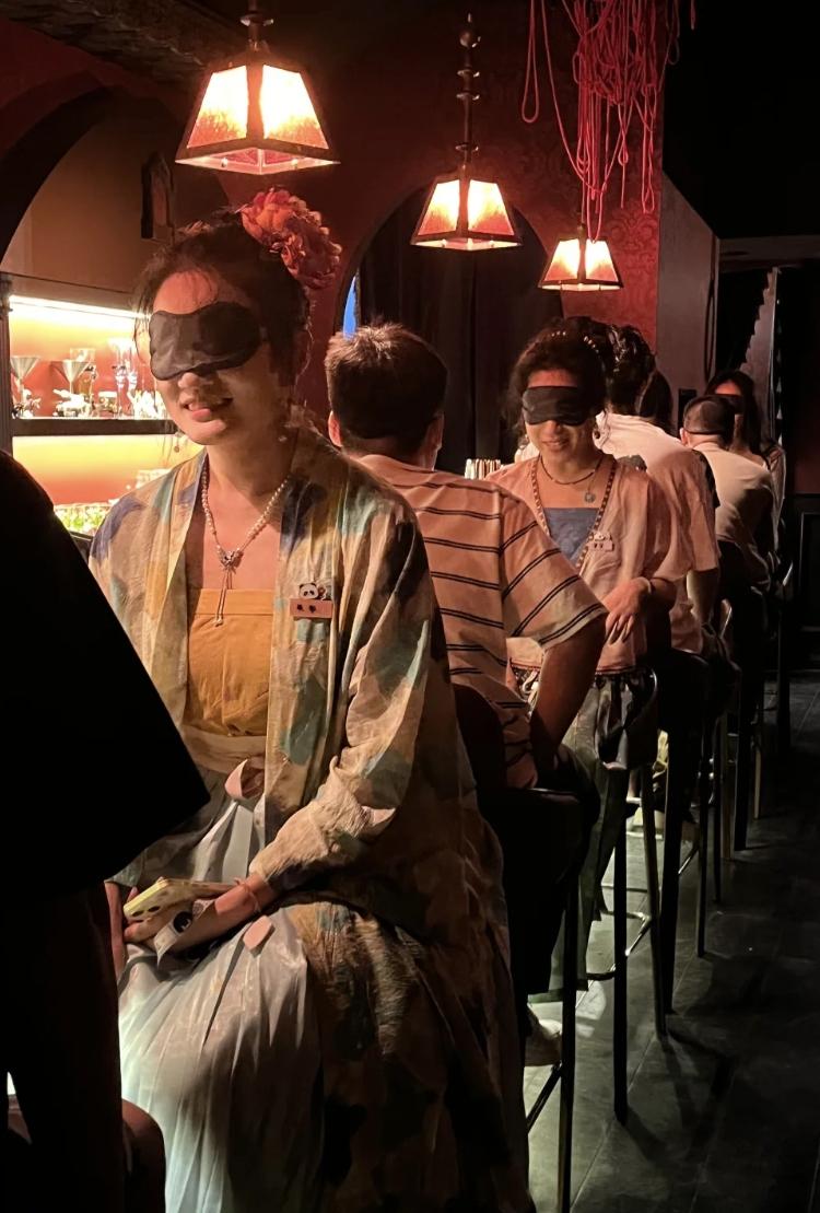 蒙眼交友吸引了拒绝被数据化评判的年轻人。（取材自小红书）
