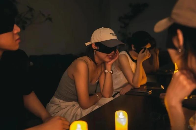 蒙眼交友吸引了拒绝被数据化评判的年轻人。（取材自小红书）