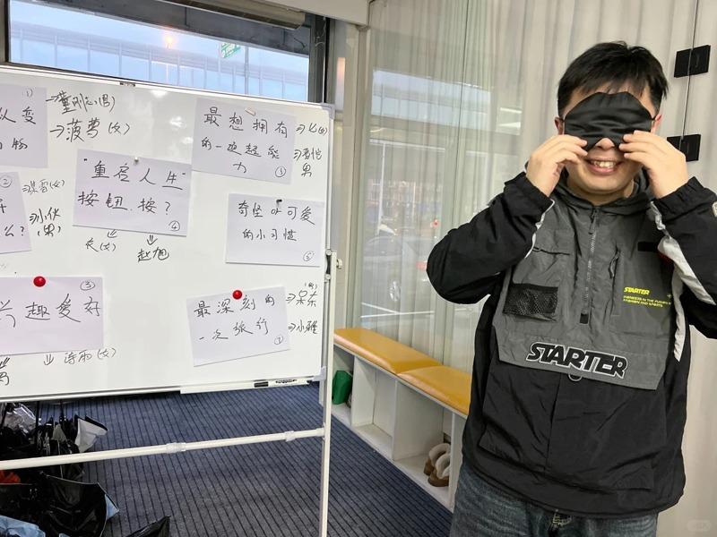 蒙眼交友吸引了拒绝被数据化评判的年轻人。（取材自小红书）