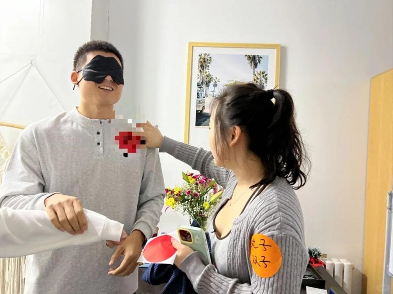 蒙眼交友吸引了拒绝被数据化评判的年轻人。（取材自小红书）