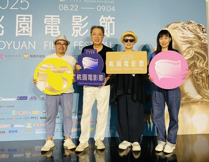 国家影视厅中心董事长褚明仁(左起)朱延平导演、李烈与周扬明制片,受邀出席「小城故事」映后专题讲座。图/桃园电影节提供