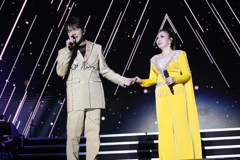 张秀卿(右)和陈随意合唱「爱你的理由」。图／名人演艺事业提供