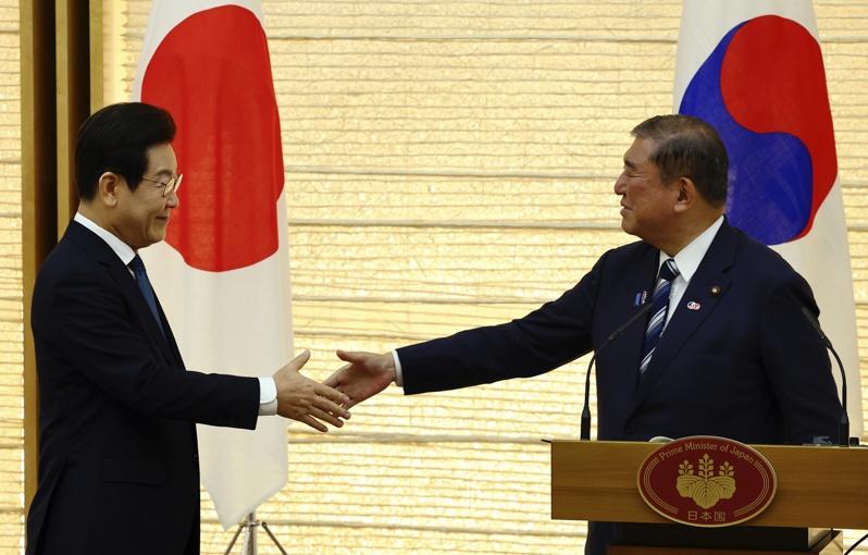 韩国总统李在明(左)与日本首相石破茂在东京会面。(美联社)
