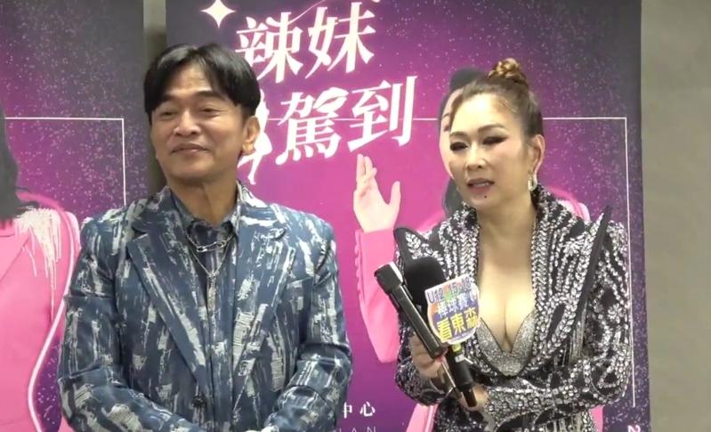 张秀卿(后排中)圆梦开唱，同门的豪记歌手到场同欢。图／名人演艺事业提供
