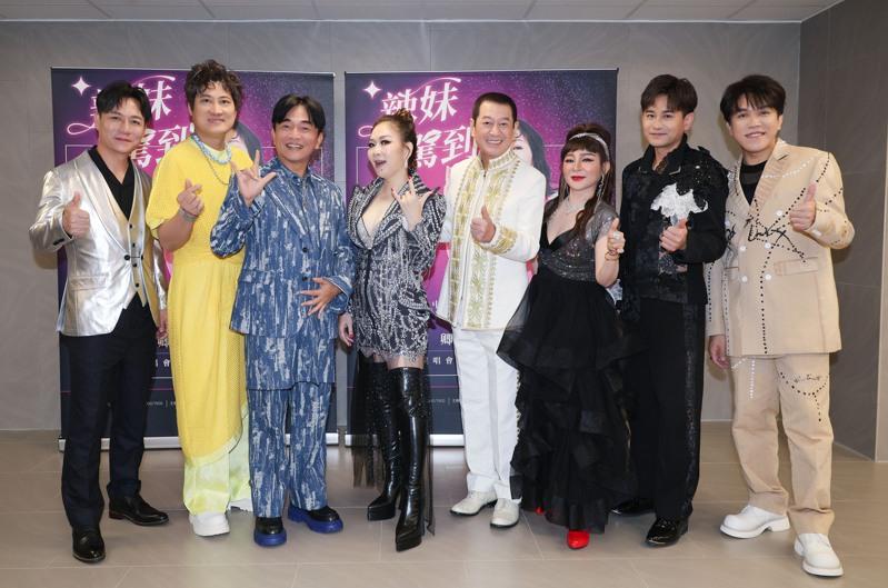 张秀卿(后排中)圆梦开唱，同门的豪记歌手到场同欢。图／名人演艺事业提供
