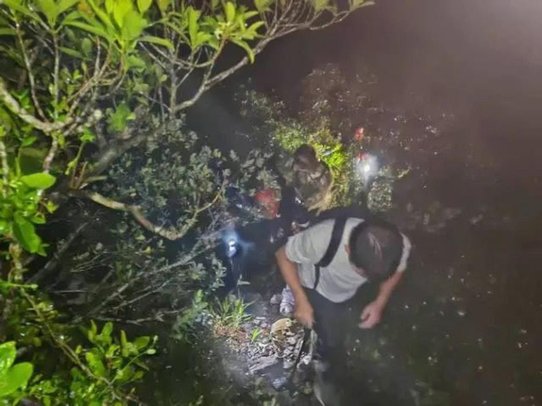 深圳两名游客在「韦帕」蓝色预警信号发布后，闯入自然灾害危险区被困获救。（取材自南方都市报）