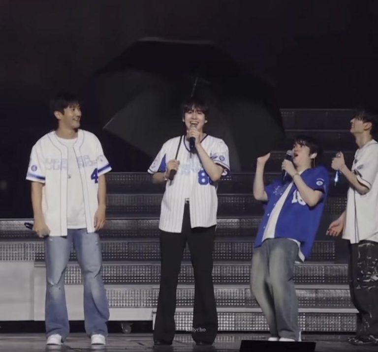 圭贤撑着雨伞一跛一跛移动。图／摘自微博