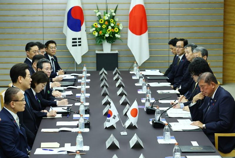epa12317880 南韩总统李在明(左二)与日本首相石破茂(右一)会面。(欧新社)