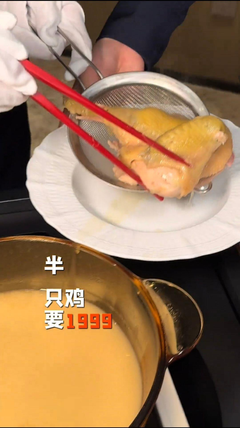 有博主发布视频吐槽在上海一家餐厅花费1999元人民币只吃到半只鸡。（取材自极目新闻）