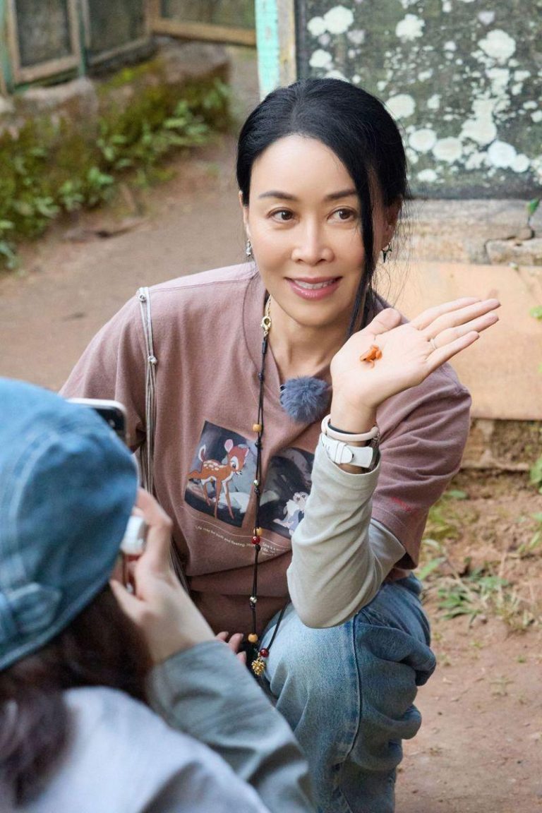 「花少」前进非洲 那英体验农活后狂吞3碗饭 那英干完农活之后,吃了将近三碗饭。(取材自微博)