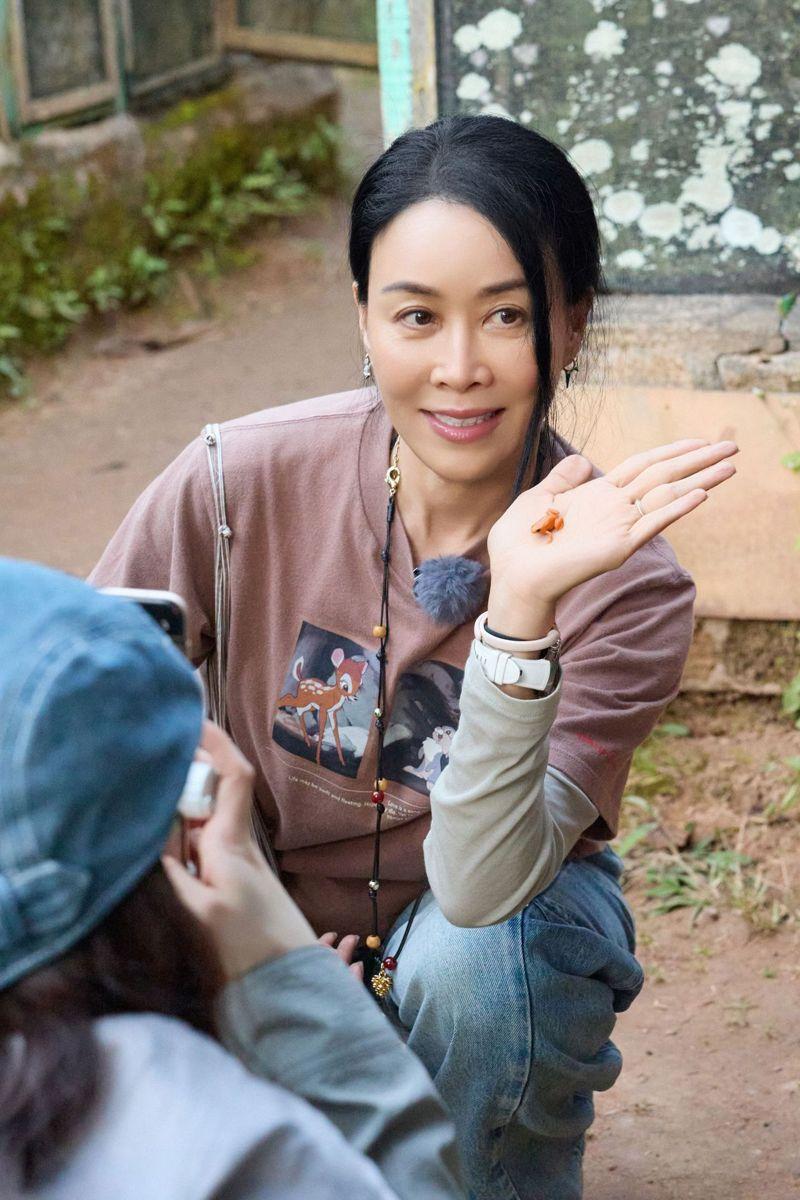 那英干完农活之后,吃了将近三碗饭。(取材自微博)